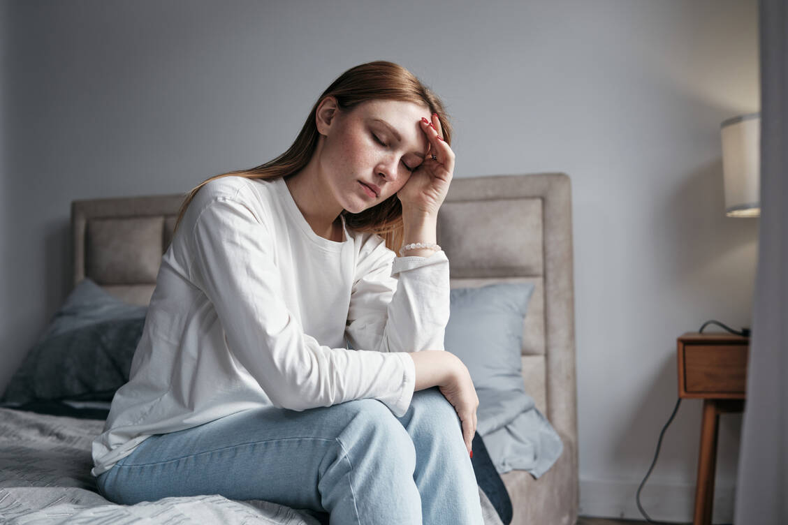 Anhaltende Müdigkeit und schnelle Erschöpfung sind typische Symptome der Eisenmangelanämie. / © Getty Images/MementoJpeg