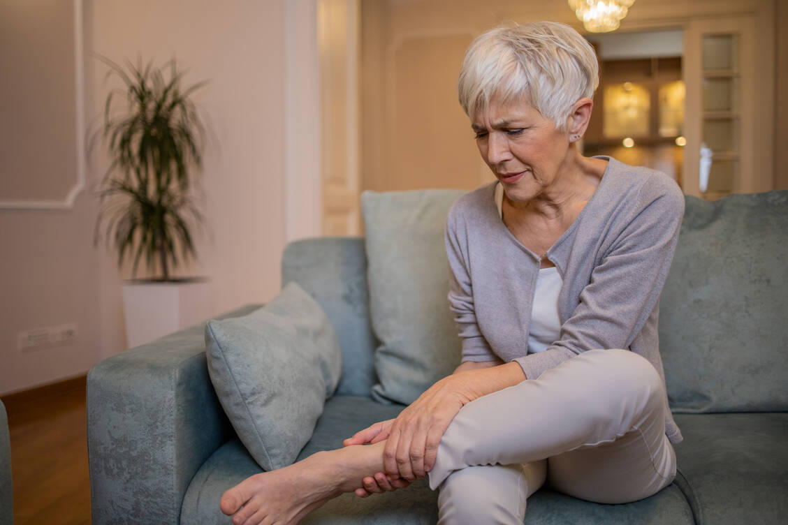Bei pAVK gelten Wadenschmerzen beim Gehen als typisches Symptom – Frauen berichten Frauen jedoch häufiger über diffuse Bein- und Fersenschmerzen. / © Getty Images/Rockaa