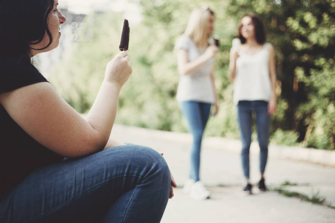 Adipöse Kinder besuchen einer Studie zufolge seltener ein Gymnasium als Schlanke und bekommen schlechtere Noten, auch wenn die Klassenkameraden nicht besser sind. Fettleibigkeit beeinflusst daher den Schulerfolg. / Foto: Shuttertstock/Flotsam