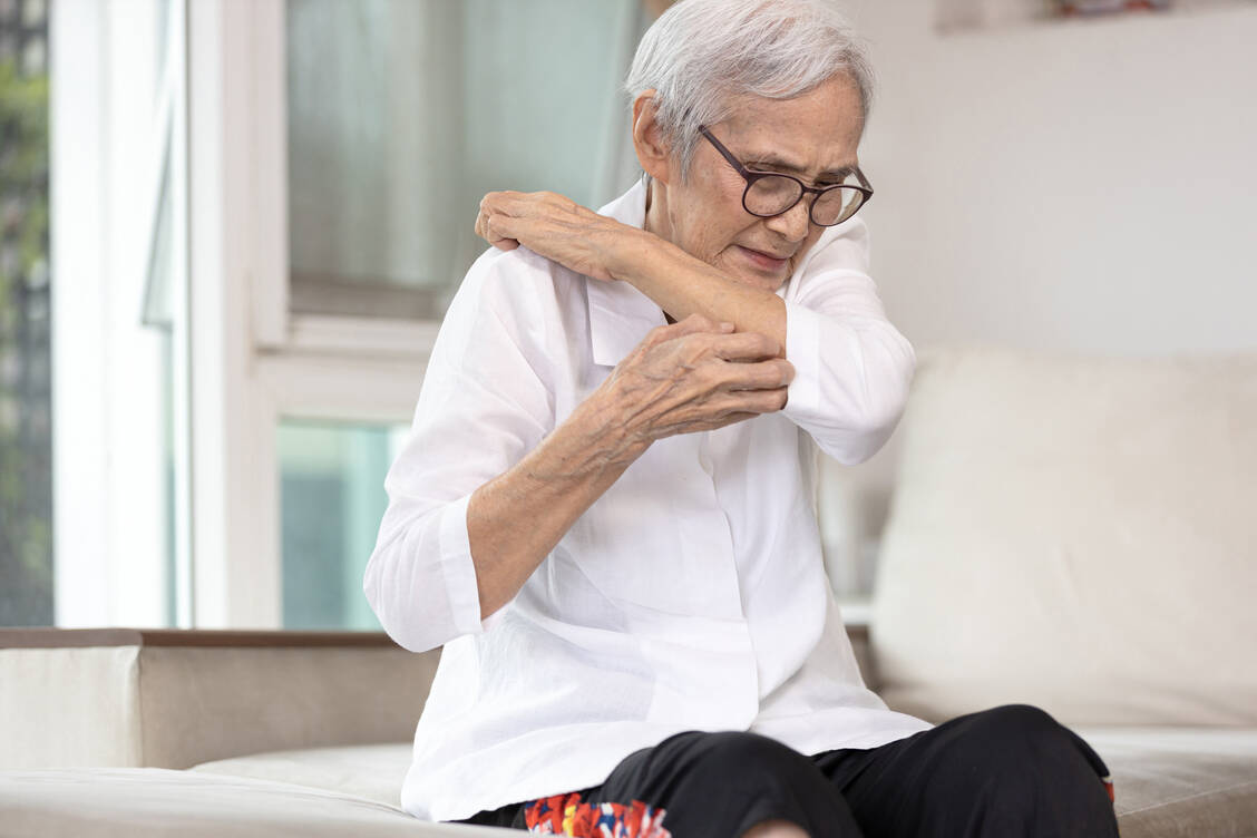Ob man Juckreiz wahrnimmt, hängt unter anderem davon ab, ob man verstärkt darauf achtet. Auch Stress spielt eine Rolle. / Foto: Adobe Stock/Satjawat