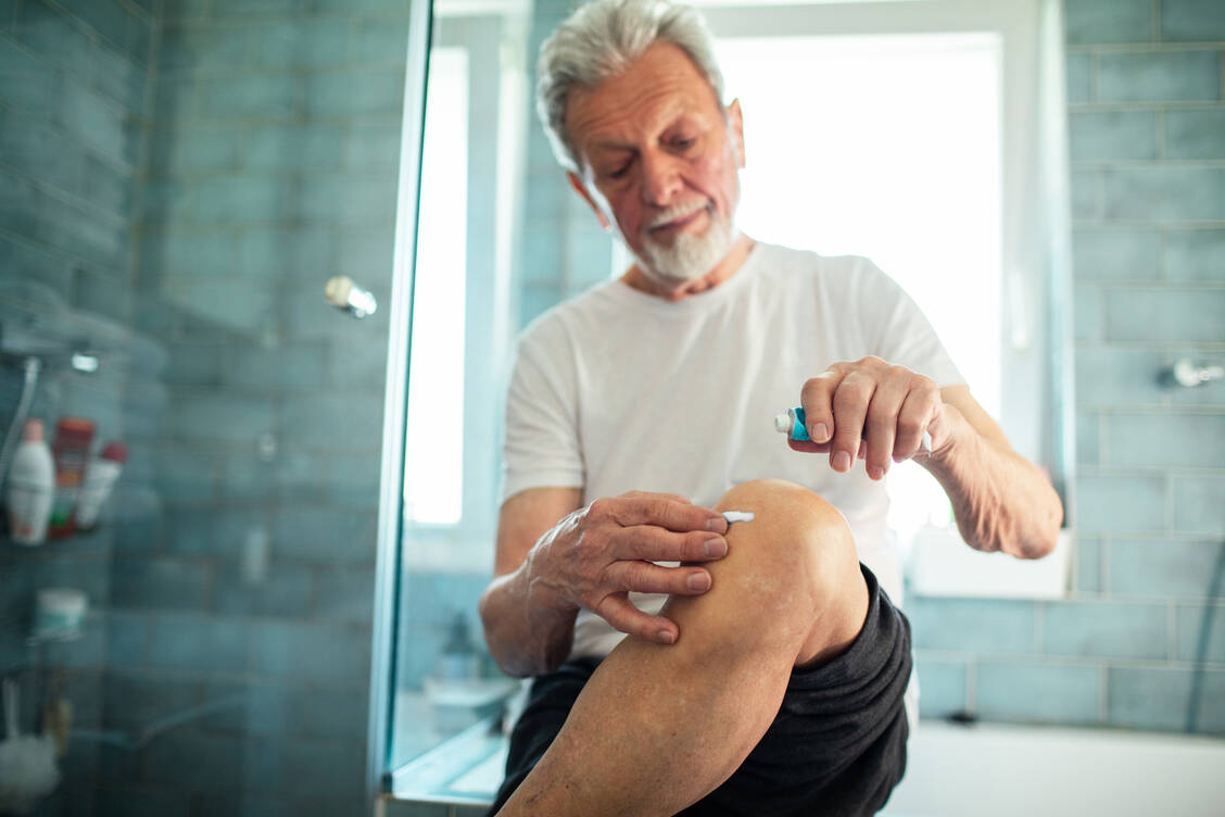 Da der Wirkort in den Extremitäten am Knie, Sprunggelenk oder Ellenbogen nah am Applikationsort liegt, ist eine topische Therapie besonders wirksam.  / Foto: Getty Images/vorDa