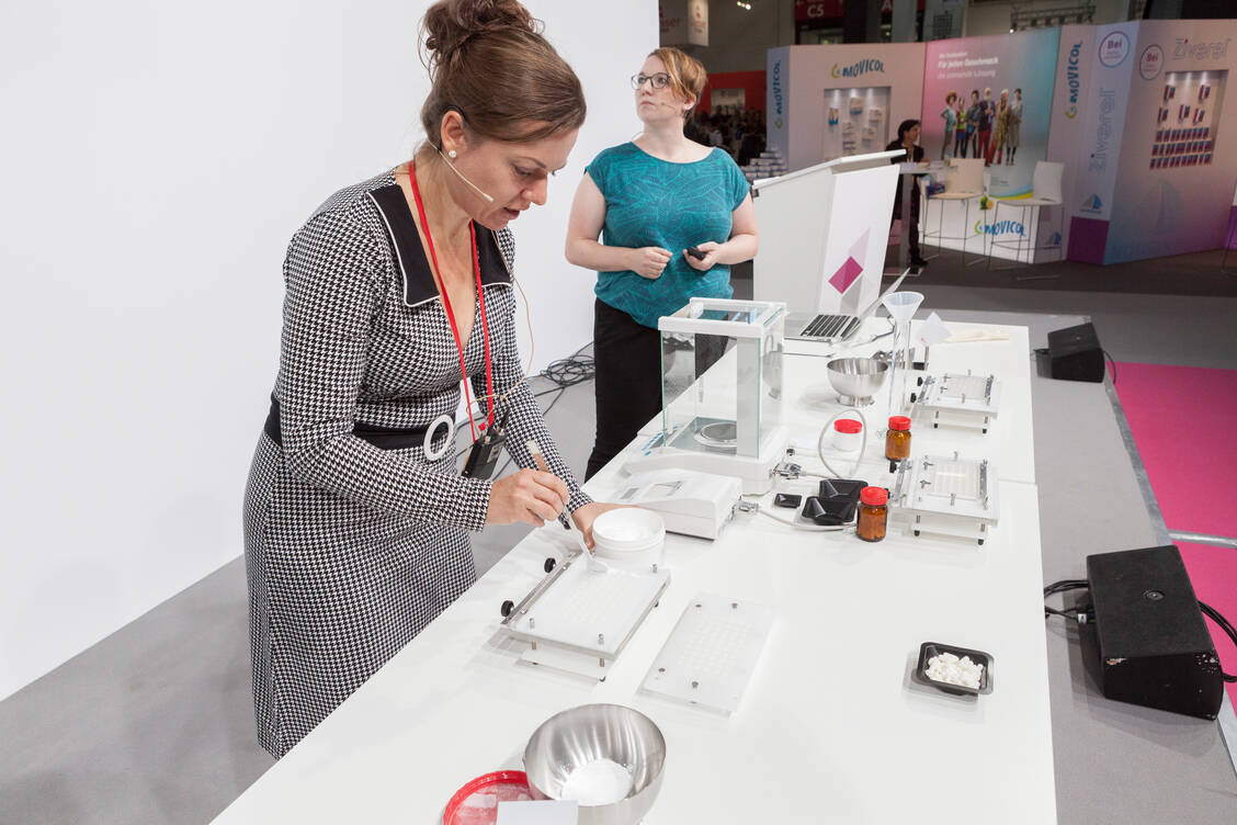 PTA-Botschafterin Dr. Sandra Barisch (links) und Krankenhausapothekerin Dr. Julia Potschadel in Aktion auf der Expopharm 2018. / Foto: flickr/expopharm