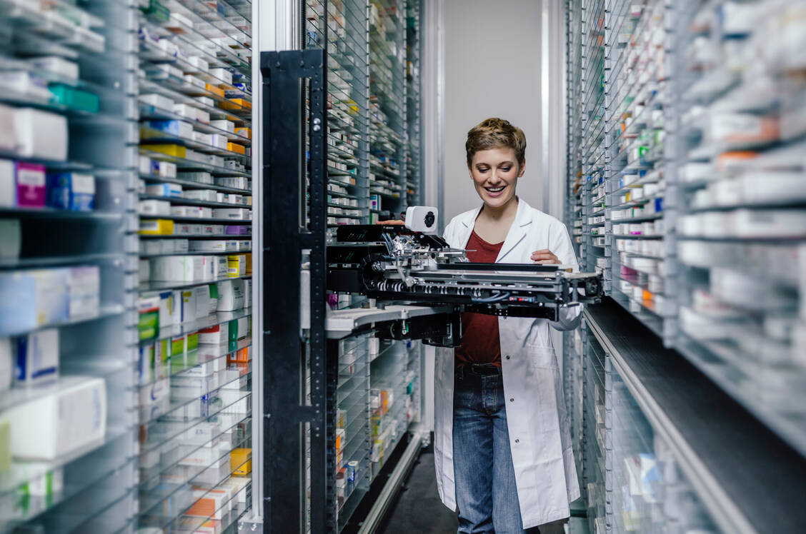 Kommissionierautomaten sparen Zeit. PKA können daher heute mehr Analyse- und Controlling-Aufgaben übernehmen.  / Foto: Getty Images/Westend61