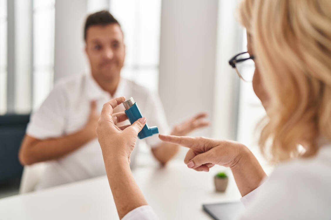 Die Inhalativa-Schulung dürfen unter anderem PTA mit abgeschlossener Ausbildung durchführen. / Foto: Adobe Stock/ Krakenimages.com