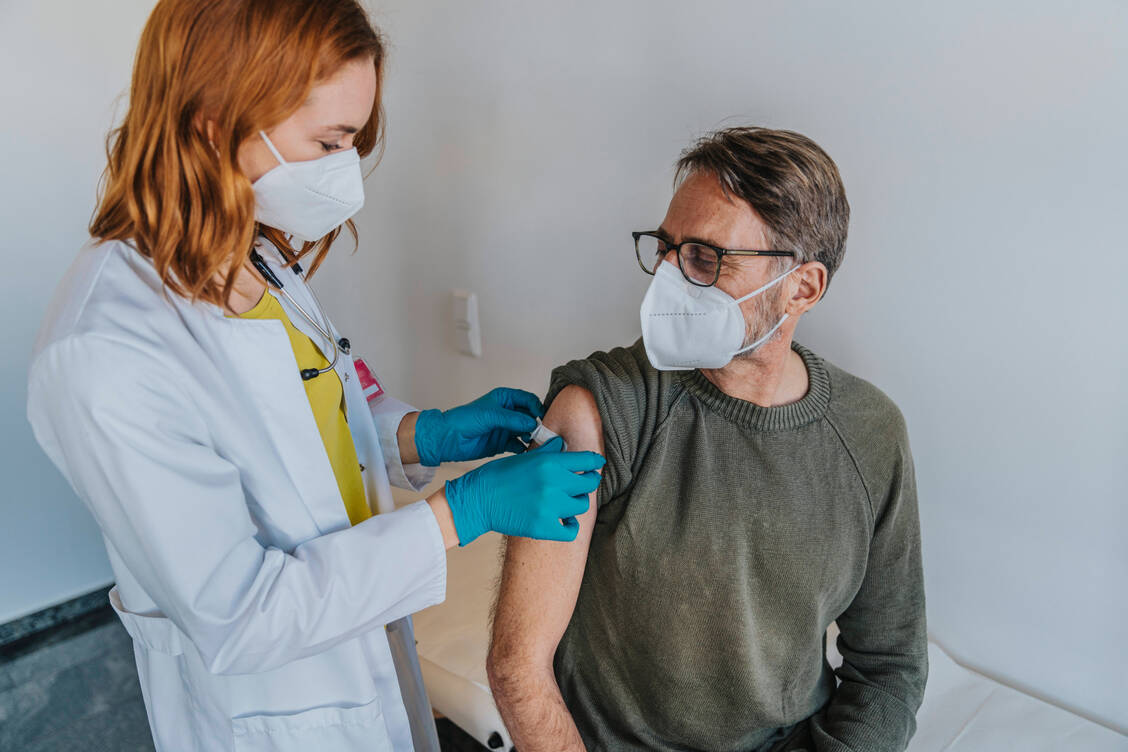 Neben den nicht-pharmazeutischen Maßnahmen hat dem RKI zufolge eine hohe Impfquote deutlich dazu beigetragen, dass sich weniger Menschen infiziert haben. / Foto: Image images/Westend61