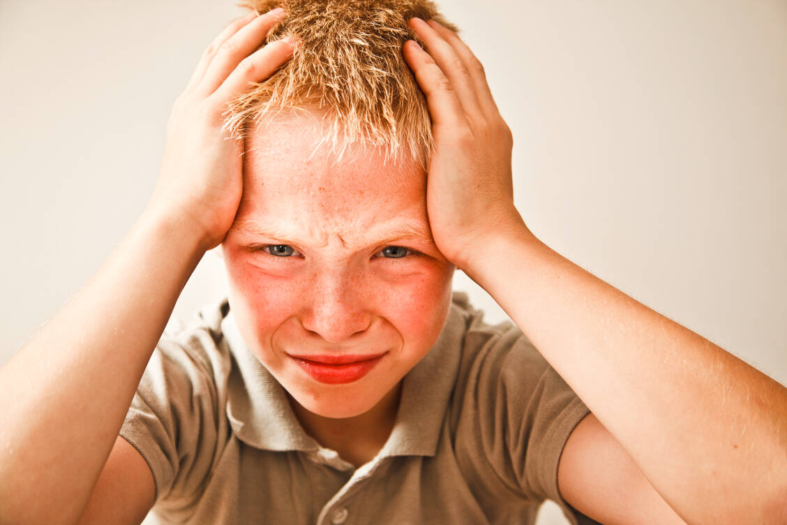 Viele Schulkinder haben regelmäßig Kopfschmerzen. Wenn Bewegung und frische Luft nicht helfen, greifen einige zu Schmerzmitteln. / Foto: Adobe Stock/Jan H. Andersen