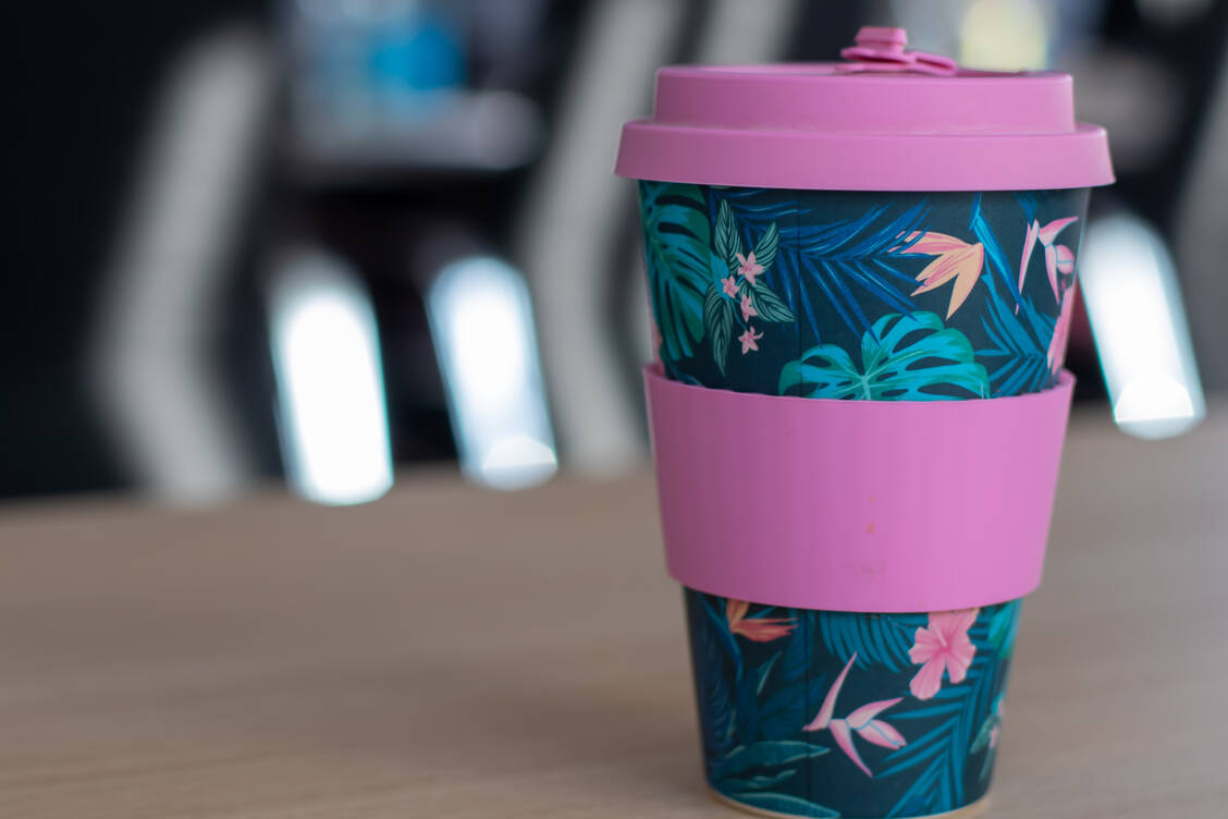 Bambusbecher könnten sogar gesundheitsschädlicher sein als »normale« Mehrwegbecher. / Foto: Adobe Stock/Jacqueline Geisel