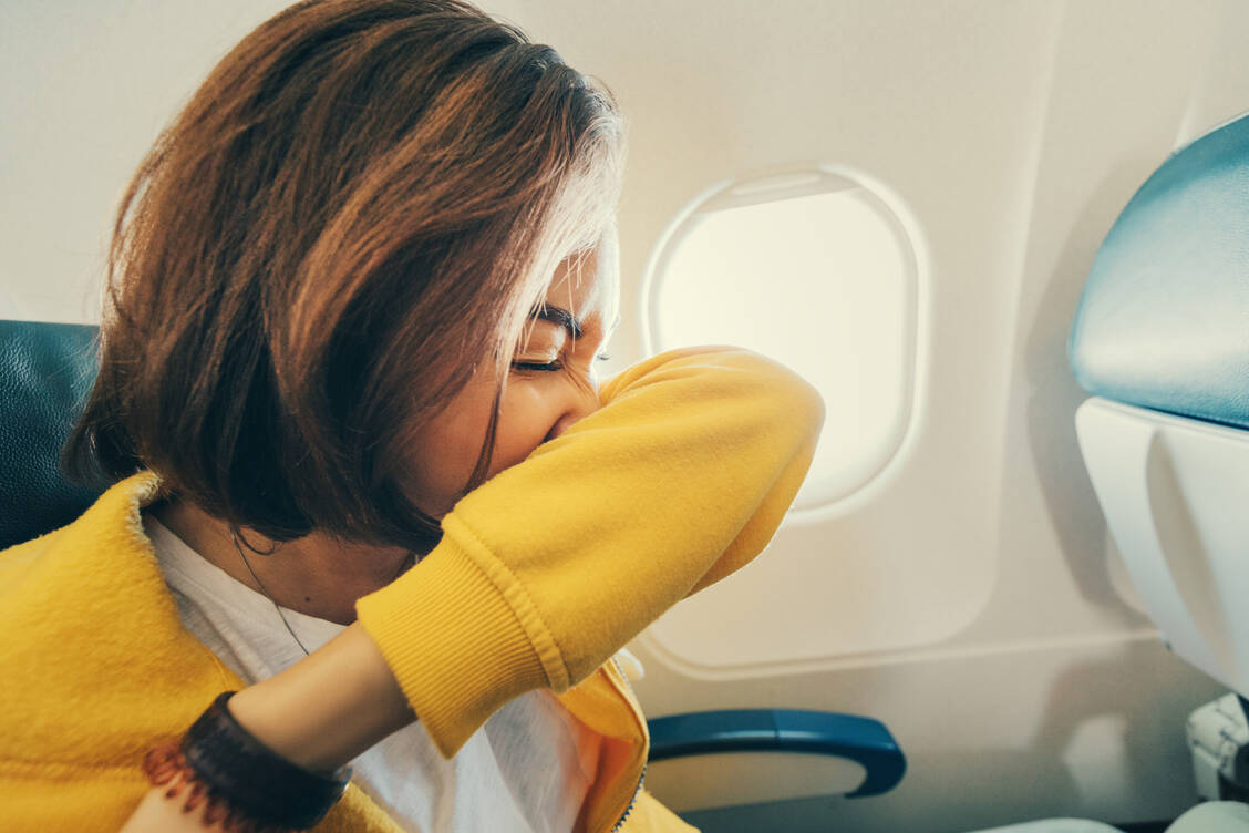 Niesen, verstopfte Nase, Husten: Was man mit Erkältung im Flugzeug beachten sollte – und wann man besser (vorerst) am Boden bleibt. / © Getty Images/frantic00