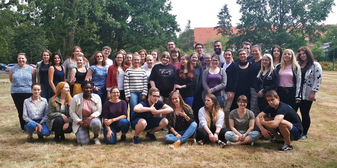 Die Absolventen und Absolventinnen des Ausbildungsgangs PTA 17 der Ruth-Pfau-Schule in Leipzig, aufgenommen im Juli 2019 / Foto: Foto: Ruth-Pfau-Schule Leipzig