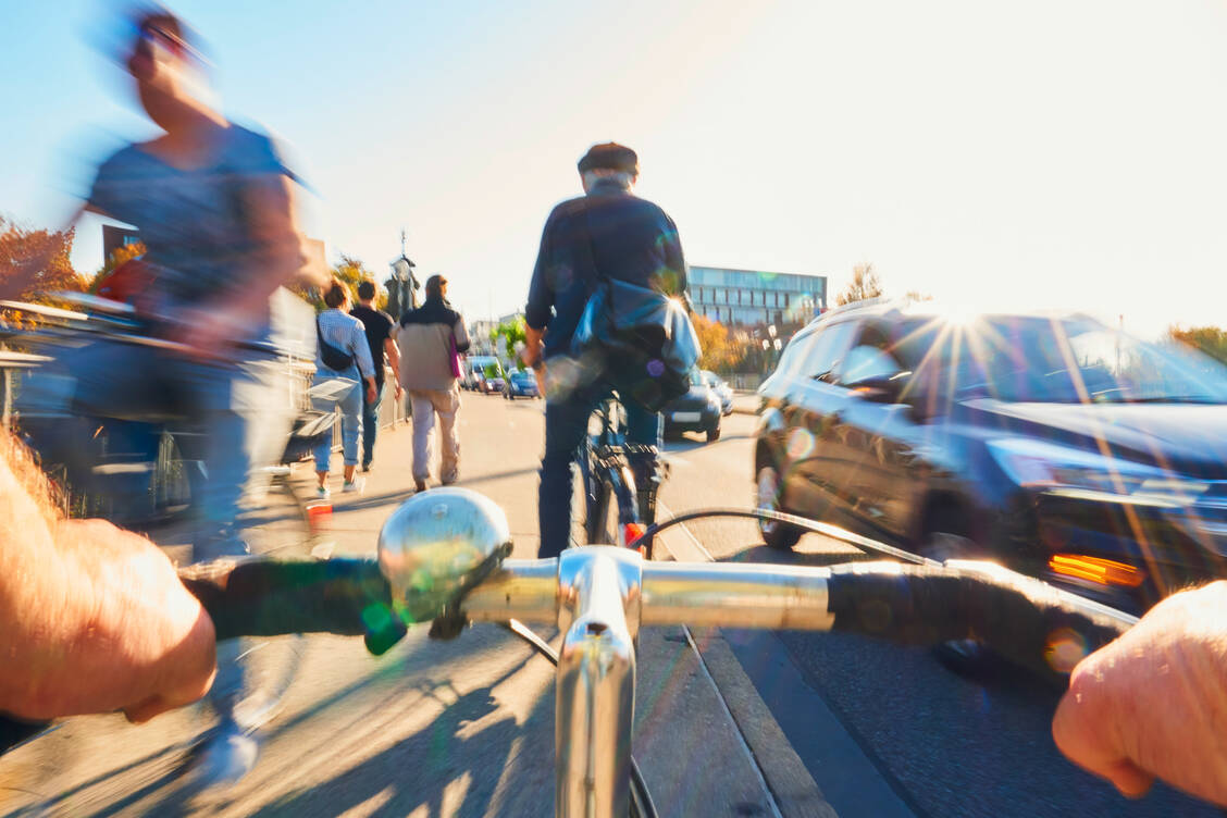 Nicht nur im Auto, sondern auch auf dem Rad, kann eine verminderte Reaktionsfähigkeit gefährlich werden.  / Foto: Adobe Stock/upixa