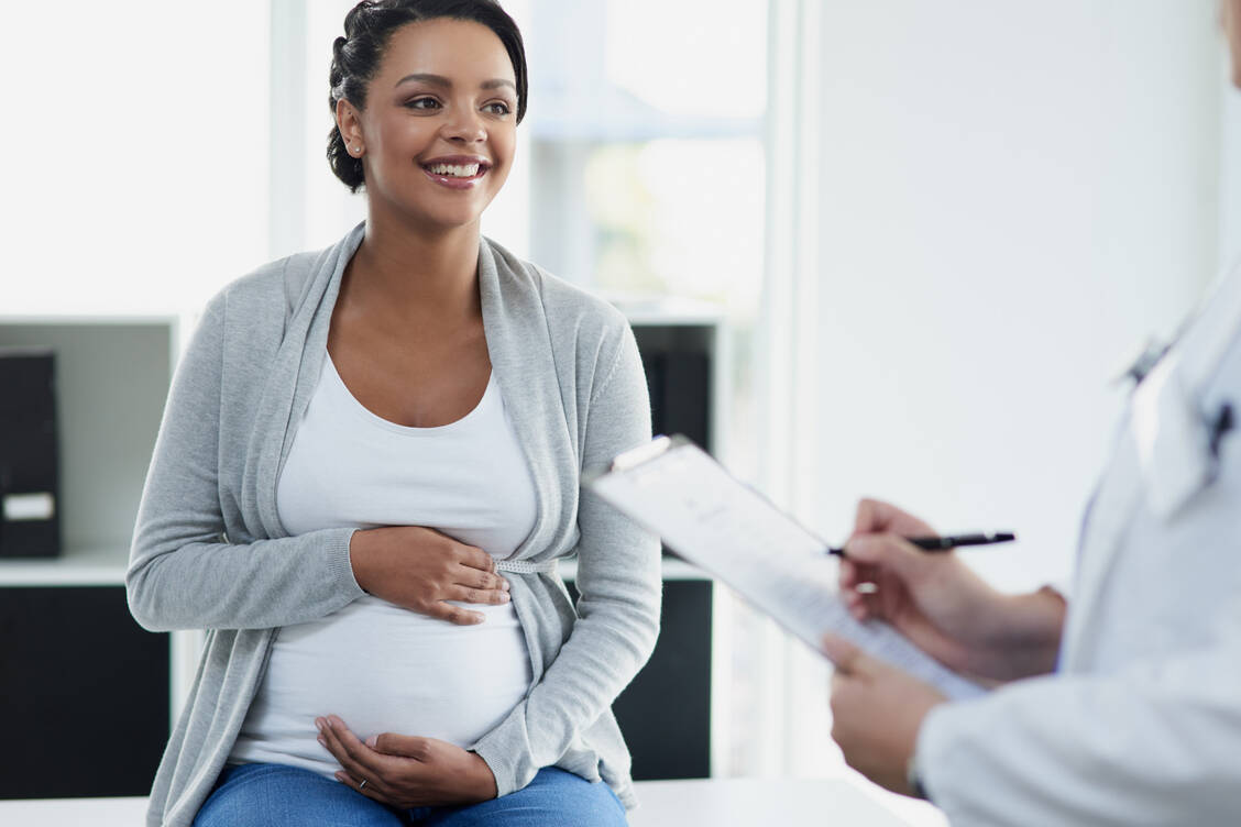 Eine chronische Erkrankung ist in der Regel kein Grund, auf den Kinderwunsch zu verzichten. Wichtig ist ein frühzeitiges Gespräch mit dem Arzt. / Foto: Getty Images/PeopleImages