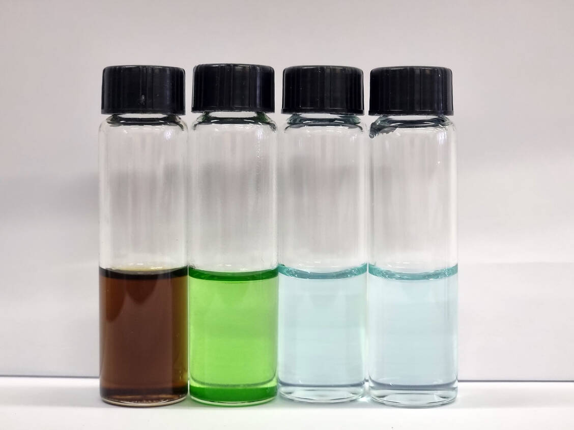 Farbreaktion Dimethylsulfoxid (links; grün und braun) im Vergleich zu Wasser (rechts; hellblau). / Foto: DAC/NRF