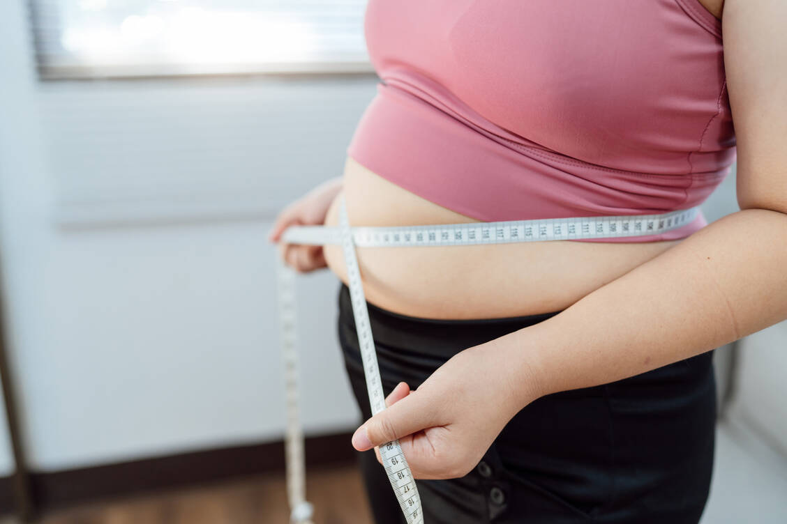 Magen verkleinert, Kilos runter: Ganz so einfach ist es meistens nicht. Nach der Operation muss der Patient seinen Lebensstil nachhaltig ändern, um nicht wieder zuzunehmen.  / Foto: Getty Images/Dacharlie