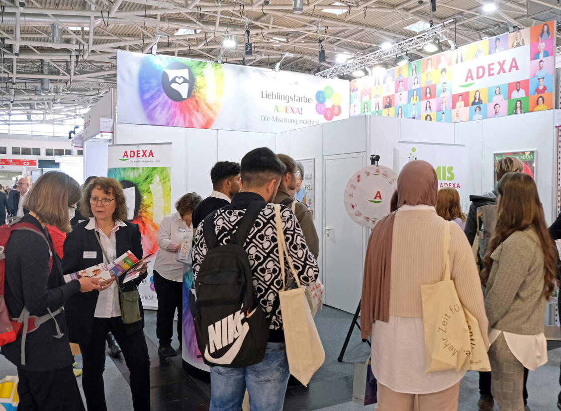 Großes Interesse, Neugierde und Freude kennzeichneten das Verhalten der Besucher auch auf dem Stand der Adexa. / Foto: Adexa