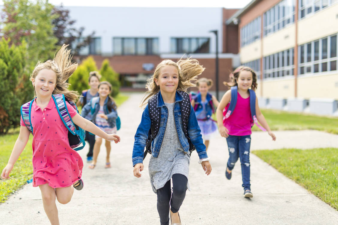 Eine effektive Maßnahme für einen gesunden Rücken könnte sein, die Kinder den Schulweg zu Fuß oder mit dem Fahrrad zurücklegen zu lassen. / Foto: Fotolia/pololia