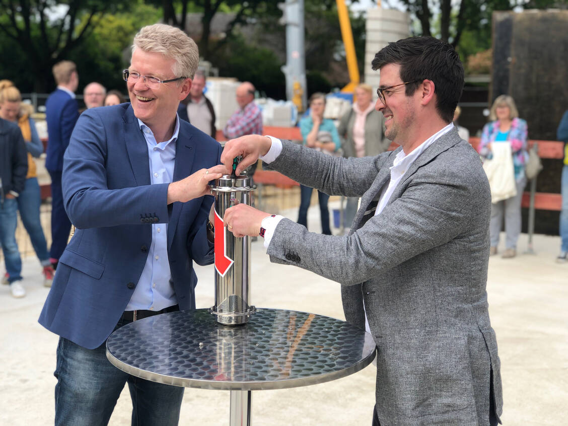 Der AVWL-Vorsitzende Thomas Rochell und Lukas Eisert, Syndikusrechtsanwalt in der AVWL-Geschäftsstelle, befüllen die Zeitkapsel. / Foto: AVWL