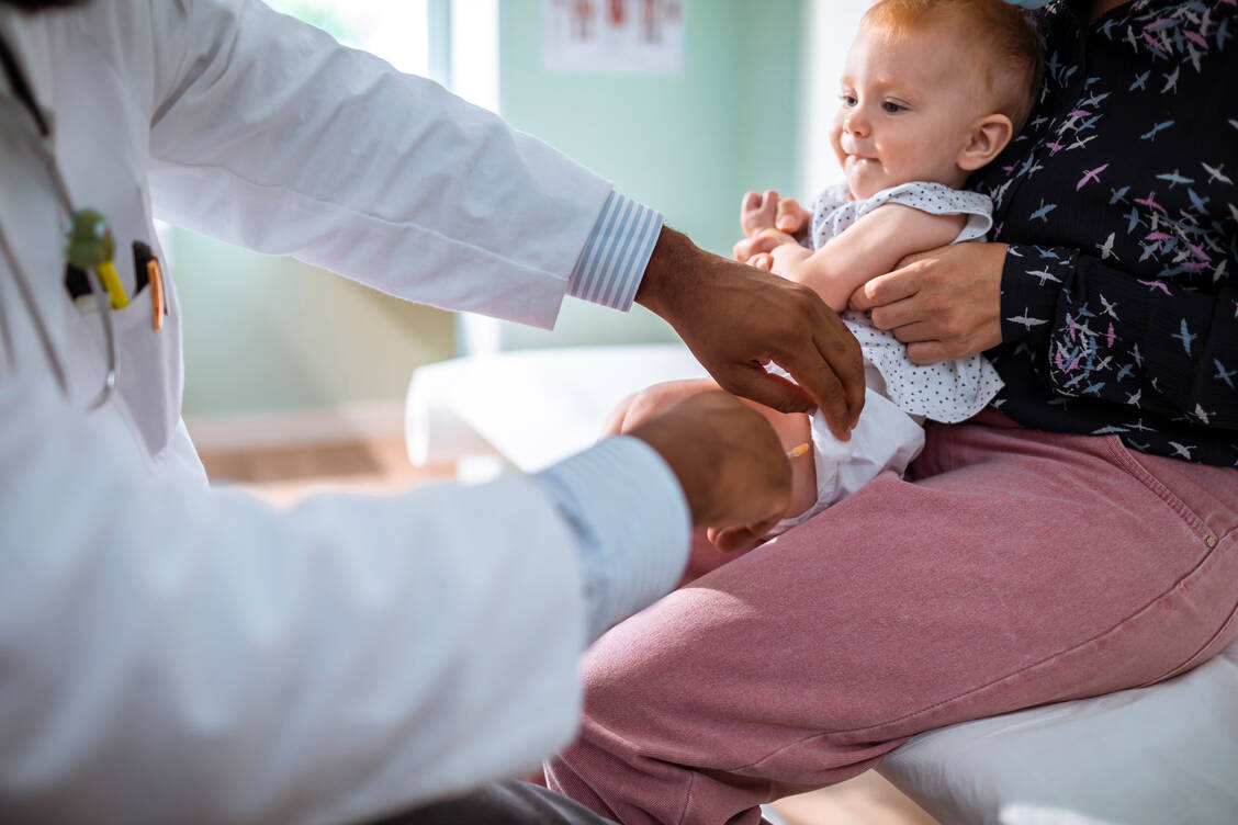 Die Impfung gegen Meningokokken B wird nun für alle Babys ab einem Alter von zwei Monaten empfohlen. / Foto: Getty Images/Geber86