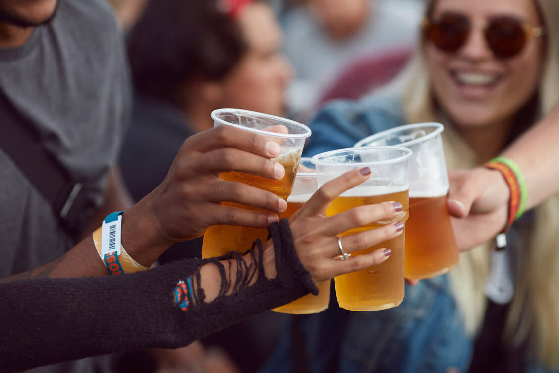Bei Frauen zwischen 18 und 25 Jahren nimmt der riskante Alkoholkonsum seit einigen Jahren zu. / Foto: Getty Images/Klaus Vedfelt