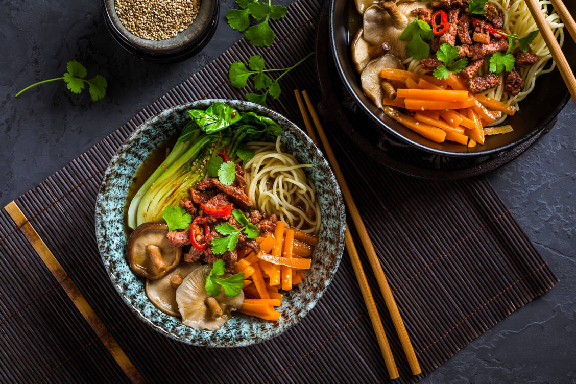 Fleisch und Shiitake-Pilze sind typische Umami-Geschmacksträger. / © Adobe Stock/Brebca