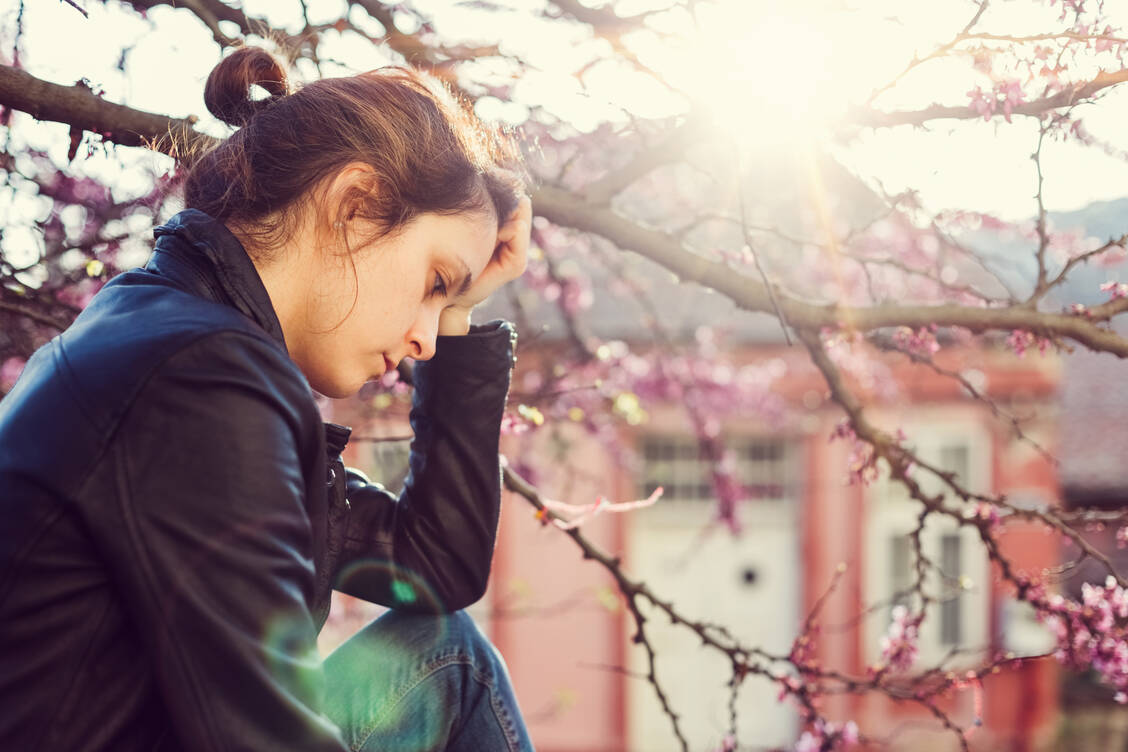 Wer an Depressionen leidet, fühlt im Frühling manchmal eine Verschlechterung.  / © Getty Images/martin-dm