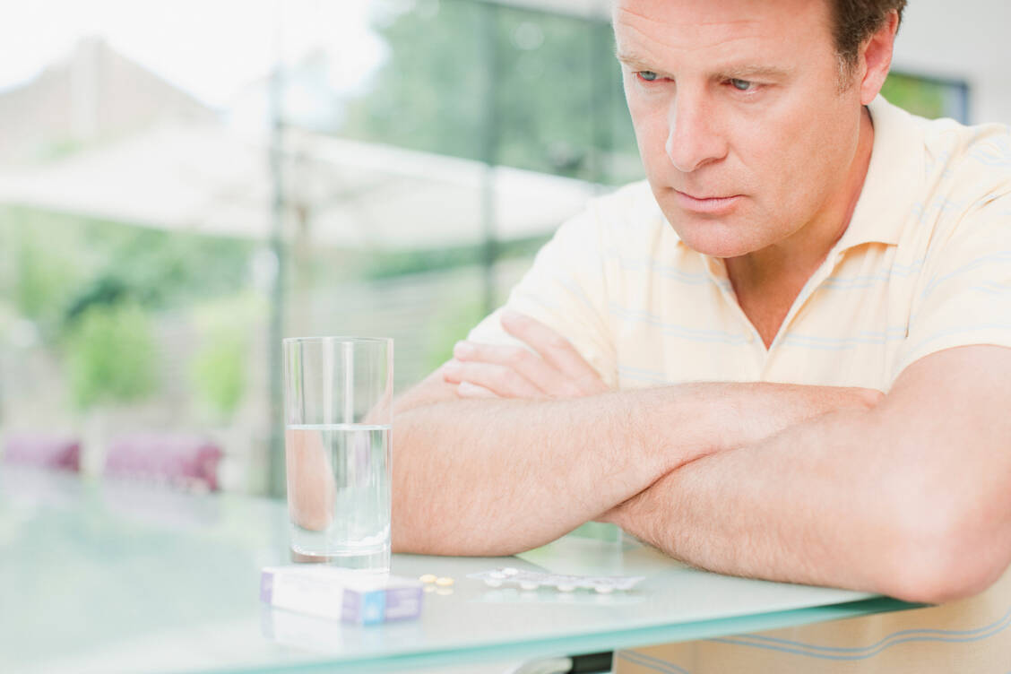 Berichten Patienten bei bestimmten Arzneimitteln über unklare Nebenwirkungen, könnten auch sexuelle Störungen gemeint sein. / © Getty Images/Martin Barraud