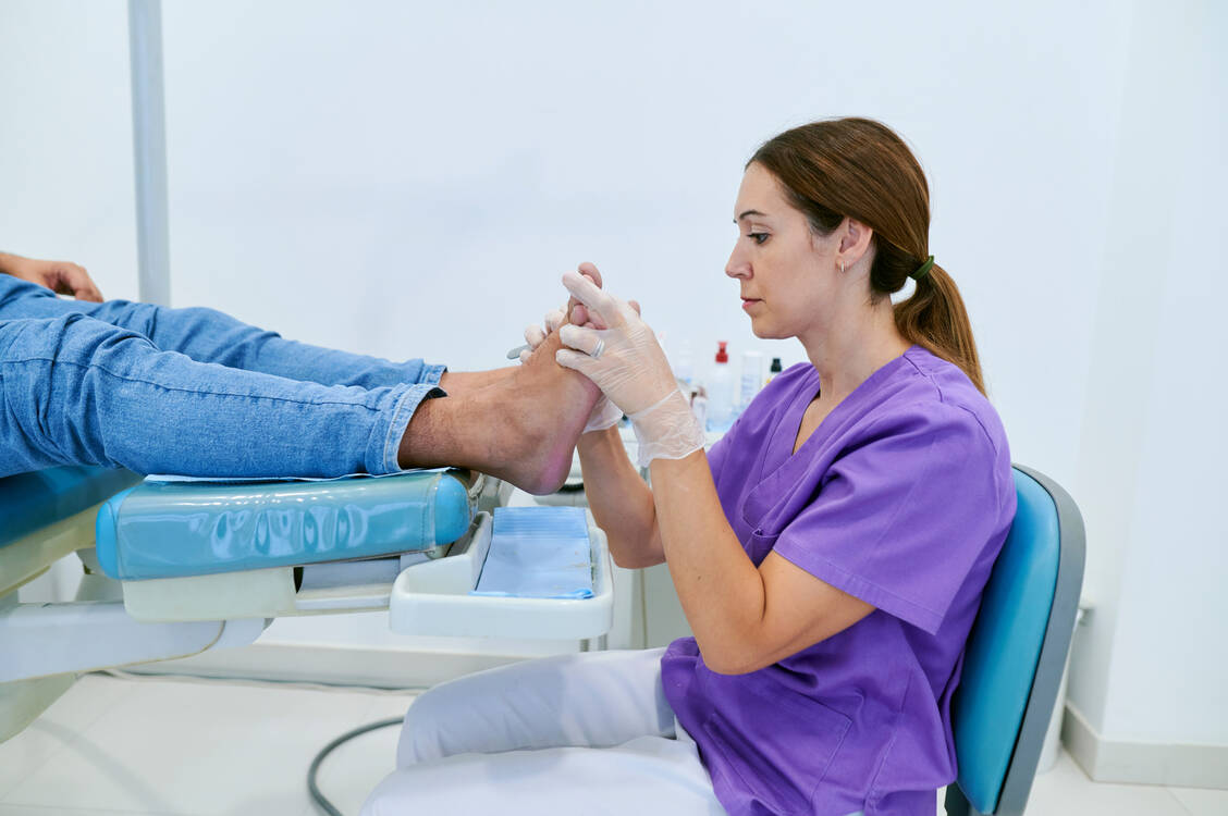 Ältere, immobile Patienten, Schwangere und Immungeschwächte sollte die PTA besser an den Arzt verweisen. / © Getty Images/F.J. Jimenez