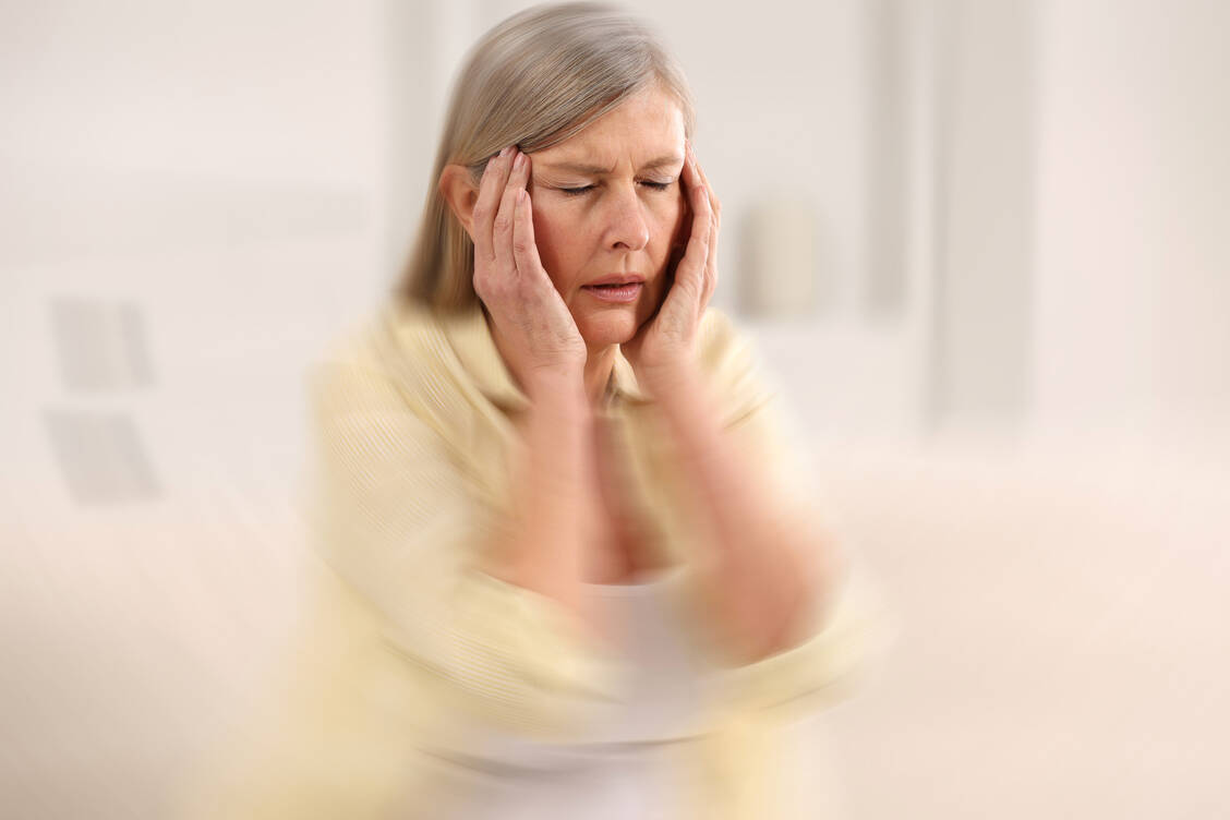 Schwindel war mit allen untersuchten Therapieregimen assoziiert und ist Anzeichen, dass die Therapie anschlägt. / © Shutterstock/New Africa