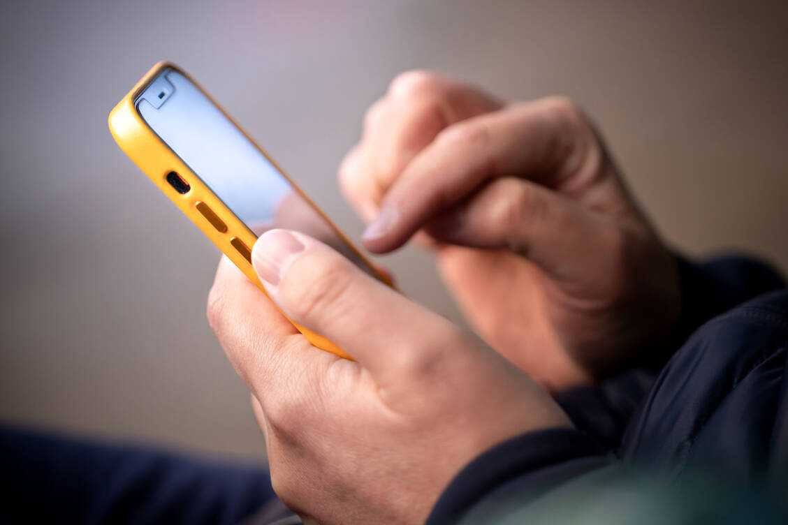 Smartphone-Anwendungen zur mobilen Einlösung von E-Rezepten werden bald verfügbar sein. / Foto: Getty Images/Anita Kot