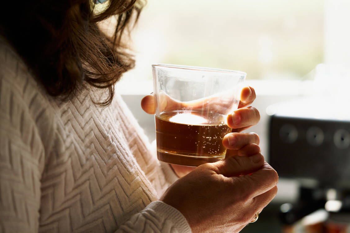 Alkoholabhängigkeit ist für den Betroffenen selbst, aber auch für sein Umfeld ein schwieriges Thema. / Foto: Getty Images/aire images