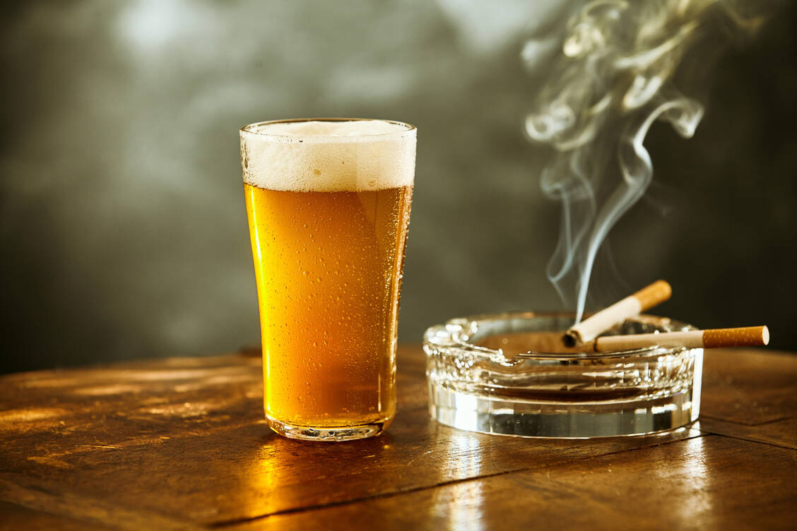 Der Zigaretten- und Alkoholkonsum nahm während der Pandemie einen unterschiedlichen Verlauf unter Schülern und Studenten. / Foto: Adobe Stock/exclusive-design