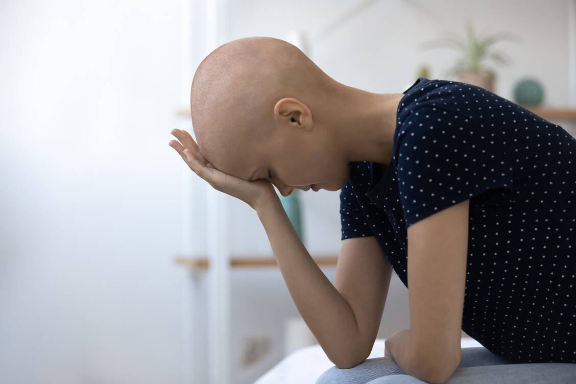 Eine Krebserkrankung wie auch deren Behandlung kann sich negativ auf die geistige Leistungsfähigkeit auswirken – glücklicherweise meist vorübergehend. Betroffene können jedoch selbst dazu beitragen, ihre Konzentration schneller wieder zu verbessern. / Foto: Getty Images/fizkes