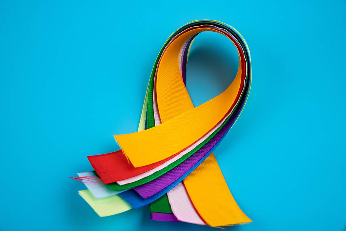 Wer ein solches »Awareness ribbon« trägt, bekundet Solidarität mit einer bestimmten Personengruppe – je nach Farbe auch mit an Krebs erkrankten Menschen. So steht beispielsweise rosa beispielsweise für Brustkrebs, blau für Darmkrebs oder lila unter anderem für Bauchspeicheldrüsenkrebs, Schilddrüsenkrebs, Hodenkrebs. / Foto: Getty Images/Vadzim Kushniarou
