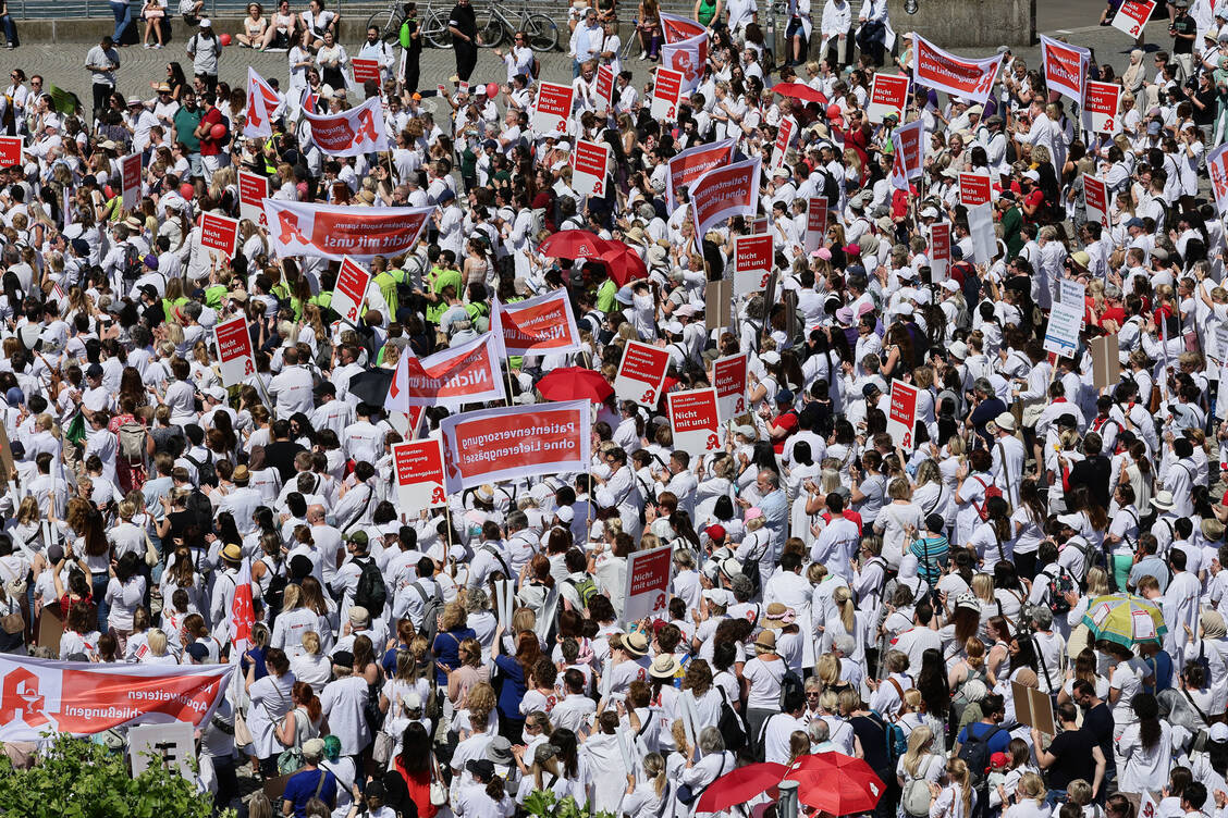 Bereits 2023 fanden bundesweite Apothekenproteste statt, auch in Düsseldorf. / © AVNR/Alois Müller