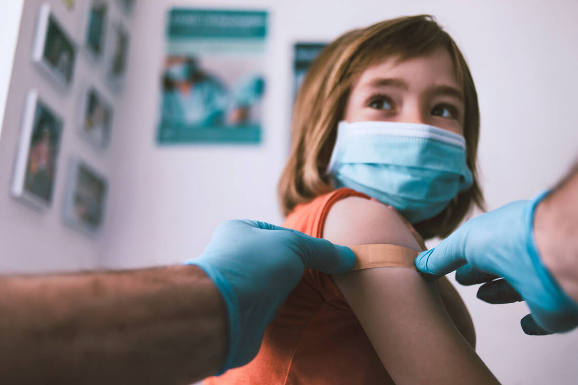 Kinder erhalten einen anderen Biontech/Pfizer-Impfstoff als Erwachsene. / Foto: Getty Images/portishead1