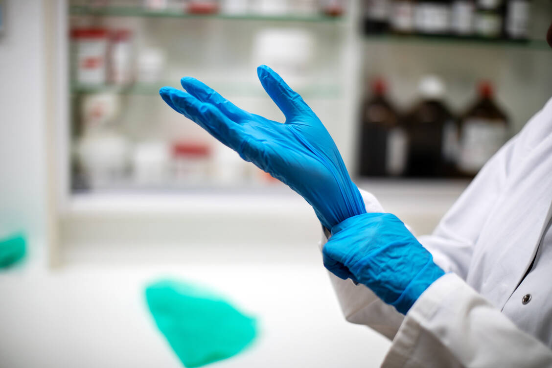 Sind bestimmte Fertigarzneimittel nicht verfügbar, bleibt Apotheken noch die Herstellung der Arzneimittel in der Rezeptur – sofern die Ausgangssubstanzen lieferbar sind. / Foto: Getty Images/Luis Alvarez
