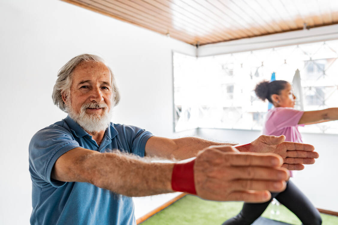 Pilates ist etwas für jedes Alter und Geschlecht. Gerade in höherem Alter zahlt sich das Training aus. Bei körperlichen Beschwerden lässt sich Pilates gut anpassen. / Foto: Getty Images/Frazao Studio Latino