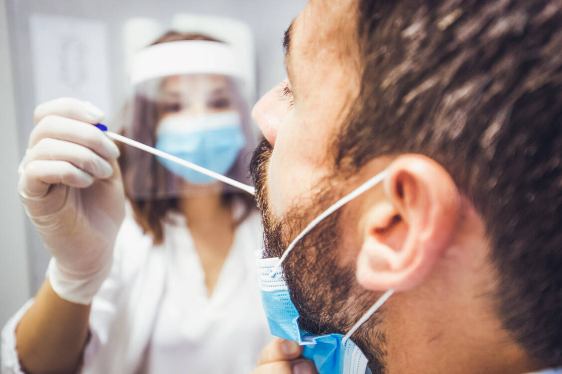 Die Pandemie hat es gezeigt: Apotheken sind eine gute Anlaufstelle für PoC-Schnelltests. Das Prinzip ist ausbaufähig. / © GettyImages/Lajst