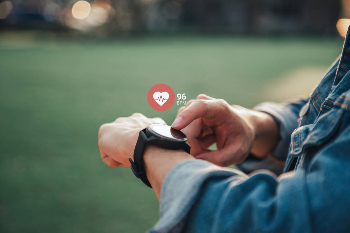 Viele kontrollieren ihren Puls inzwischen über eine Fitnessuhr – das ist bequemer. Die Kontrolle kann von Vorteil sein, denn der Ruhepuls kann wichtige Hinweise auf Störungen im Herz-Kreislauf-System geben. / © Adobe Stock/oatawa