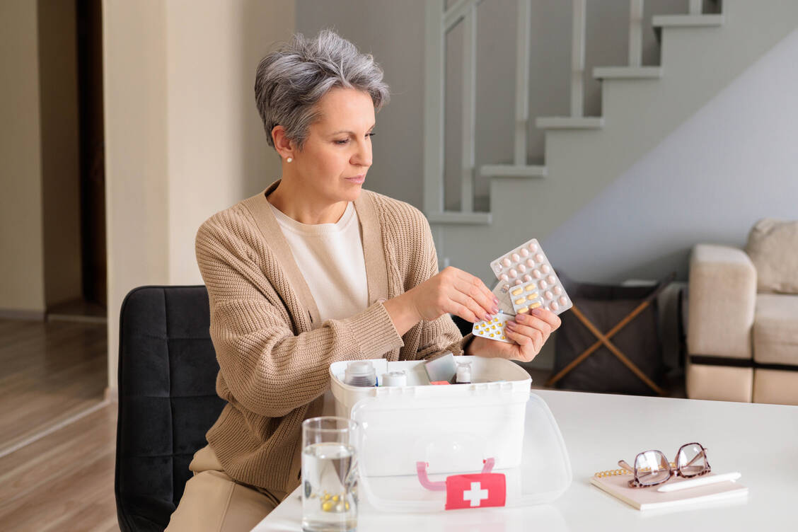 Das geht besser: Um zu Hause den Überblick zu bewahren, sollten Medikamente immer zusammen mit der Packungsbeilage in ihrem Umkarton gelagert werden. / © Adobe Stock/kostikovanata