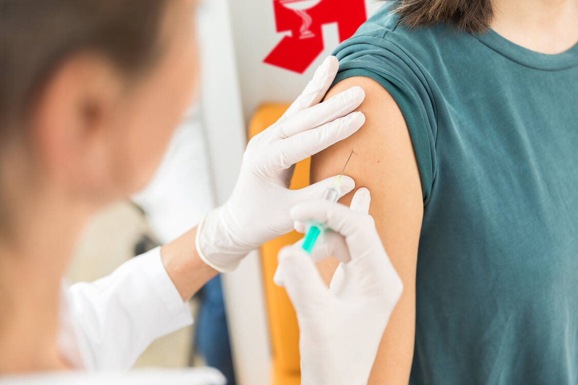 Eine Umfrage hat ergeben: 46 Prozent der Befragten können sich vorstellen, sich in einer Apotheke impfen zu lassen. Unter den jüngeren Erwachsenen sogar noch mehr. / © ABDA
