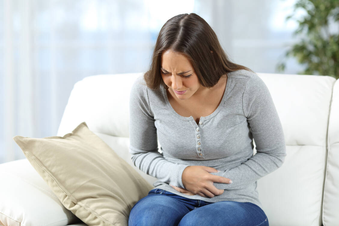 Starke Unterleibsschmerzen sollten Frauen nicht ignorieren. / © Adobe Stock/Antonioguillem