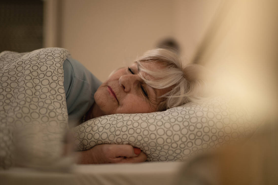 Ohne Hilfe von Arzneimitteln endlich wieder gut ein- und durchschlafen können – das wäre schön!  / Foto: Adobe Stock/Drazen