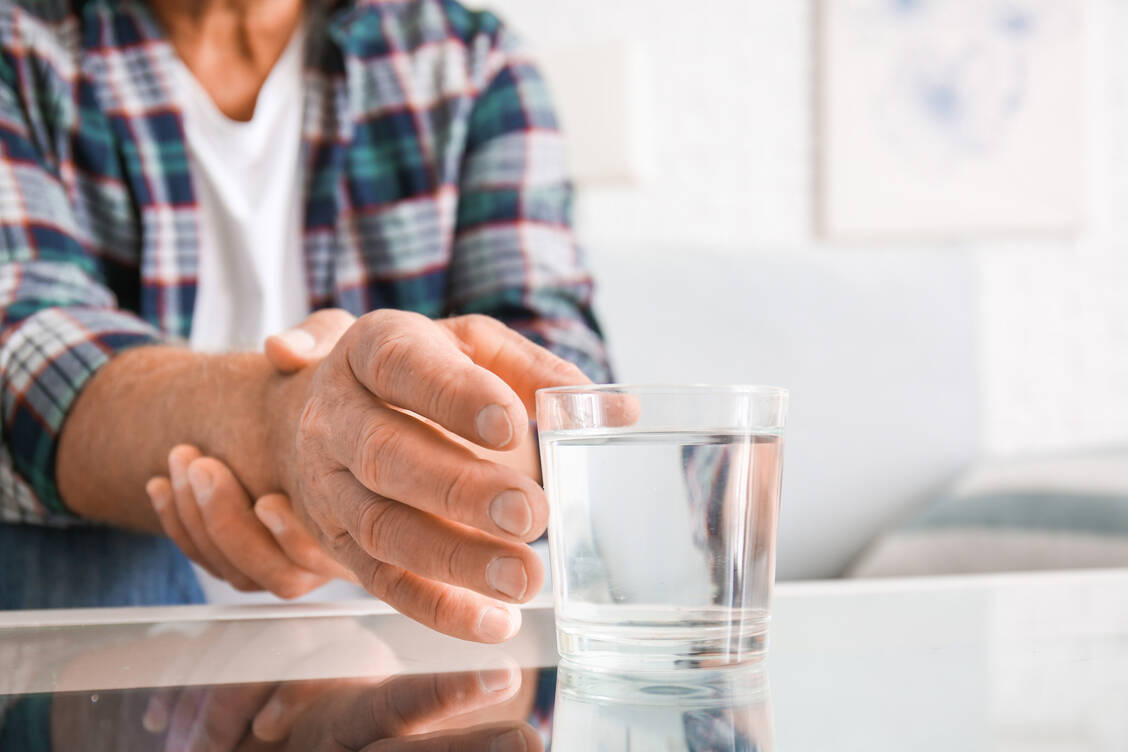 Eine Parkinson-Erkrankung, die durch Pestizide ausgelöst wurde, soll zukünftig als Berufskrankheit anerkannt werden. Experten begrüßen diesen Schritt. / Foto: Adobe Stock/Pixel-Shot