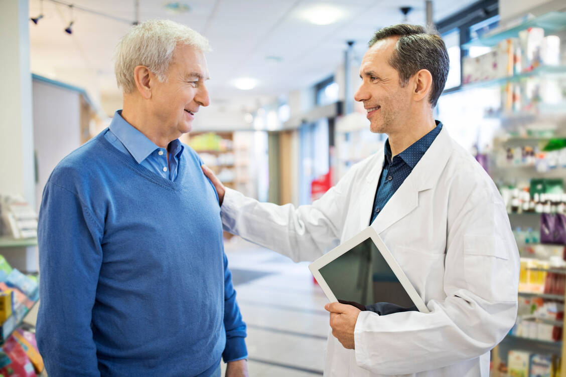 Um Angehörige von Demenzerkrankten zu unterstützen, hat das Wissenschaftliche Institut für Prävention im Gesundheitswesen (WIPIG) der Bayerischen Landesapothekerkammer das Projekt »Demenzfreundliche Apotheke« ins Leben gerufen. / Foto: Getty Images/Alvarez (Symbolbild)