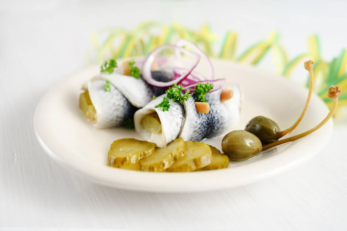 Beim Thema Katerfrühstück zählt Rollmops zu den Klassikern. / Foto: Getty Images/fermate