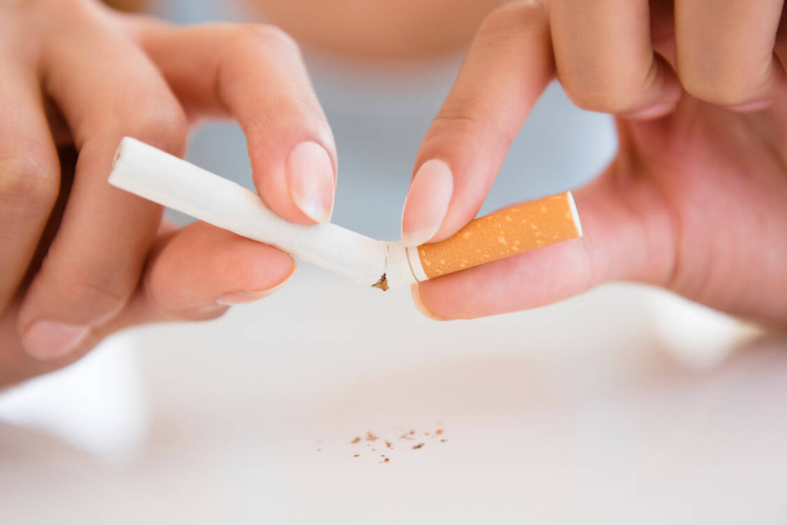 Schluss mit dem Rauchen: Wer aufhören will, sollte auf eine Tabakentwöhnung mit Nikotin oder Vareniclin setzen.  / Foto: Getty Images/JGI/Jamie Grill