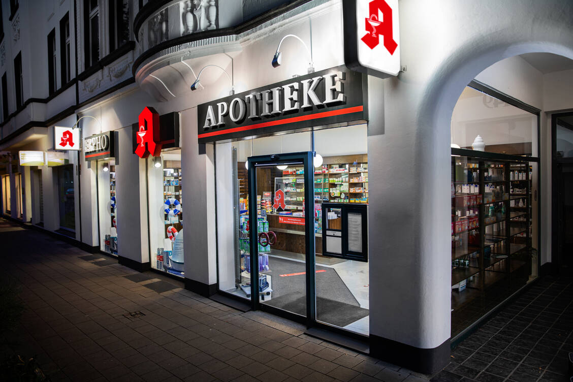 Apotheken vor Ort sind wichtig, unter anderem, weil sie Nacht- und Notdienste übernehmen. / © ABDA