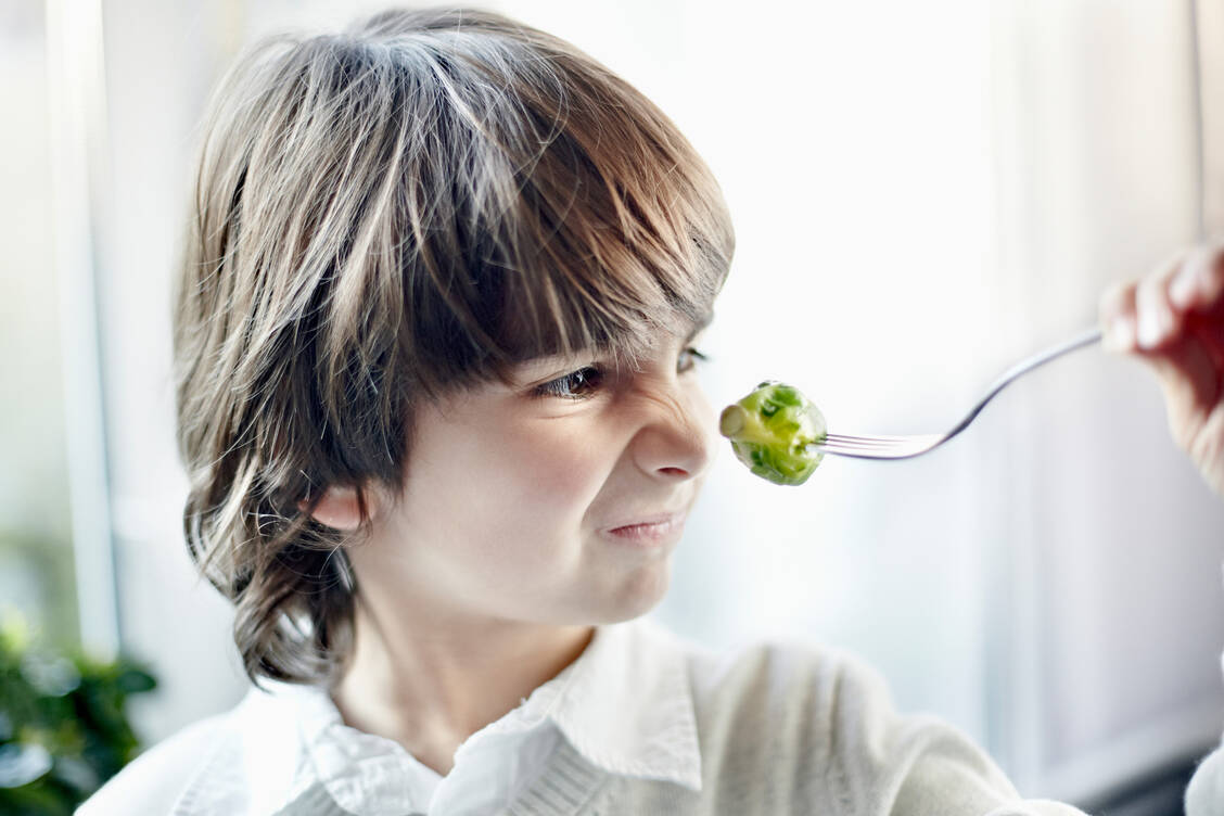 An bitteren Geschmack muss man sich meist erst gewöhnen. Kindern sind bittere Lebensmittel daher häufig noch zu herb, sie gewöhnen sich erst im Laufe der Zeit an den Geschmack.  / © Getty Images/Oliver Rossi