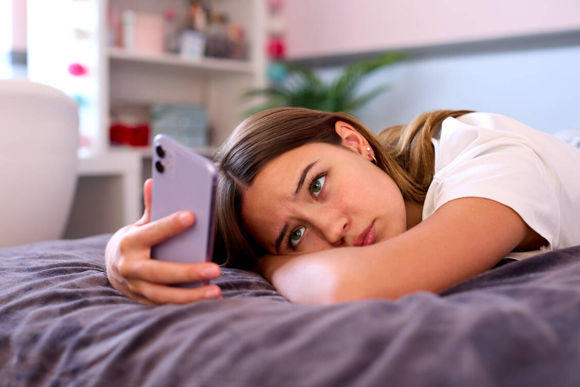 Die permanente Konfrontation mit negativen Nachrichten erhöht das Risiko für Ängste, Erschöpfung und depressive Verstimmungen. / © Getty Images/ monkeybusinessimages