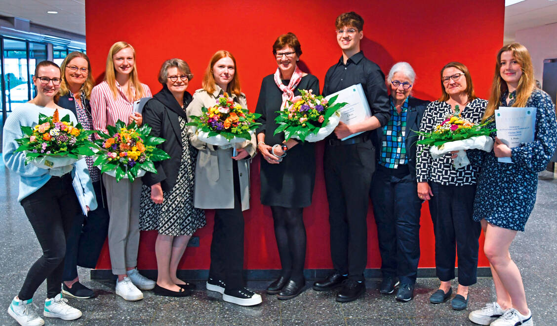 Freuten sich über die Preisverleihung (v.l.n.r.): Nina Landwehr, Andrea Niehoff-Ströh (Leiterin Walter-Bremer-Institut Solingen), Annkatrin Höning, Dr. Gudrun Schulte Herbrüggen (Leiterin PTA-Fachschule Niederrhein), Johanna Lackmann, Dagmar Hußmann (Leiterin PTA-Lehrakademie Köln), Pascal Kuhlemann, Marlene Langenberg-Nüsser (Stv. Vorsitzende PTA-Förderverein Nordrhein), Beate Olinga (Leiterin PTA-Schule Essen), Jana Karl. / Foto: AVNR